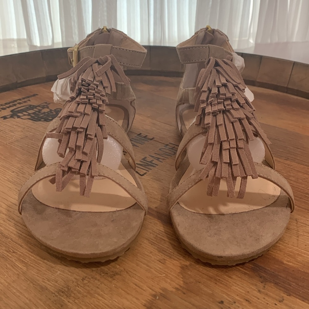 Kenneth Cole Reaction | NWOB Audra Struck Sand Fringe T-Strap Sandal 6 - Picture 16 of 17